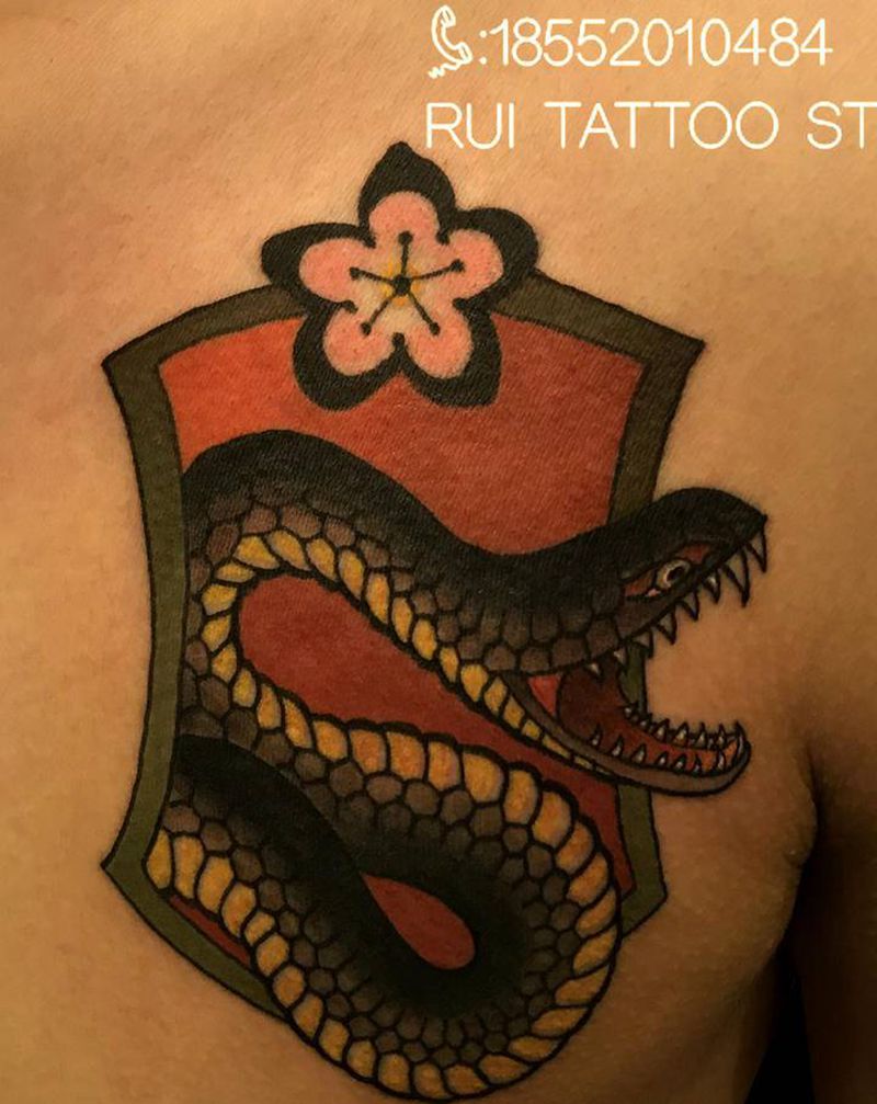 蛇牌纹身图片_胸部Old School纹身图案