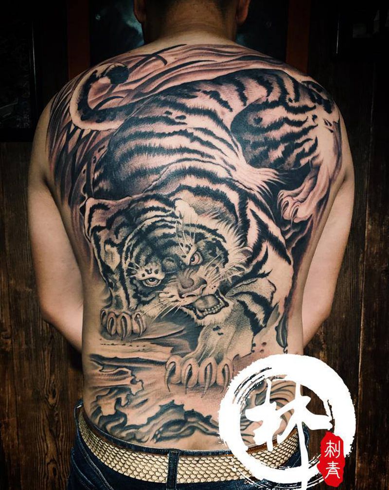 虎纹身图片_背部新传统纹身图案