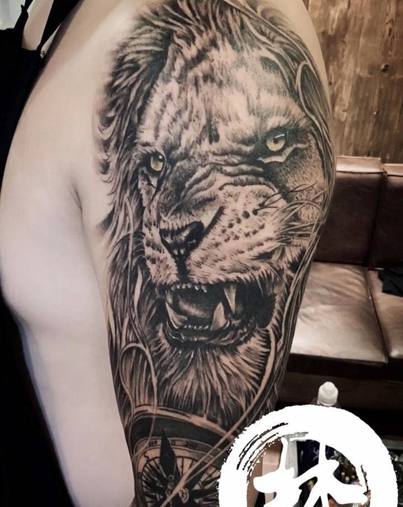 狮子纹身图片_手臂花体字欧美写实纹身图案