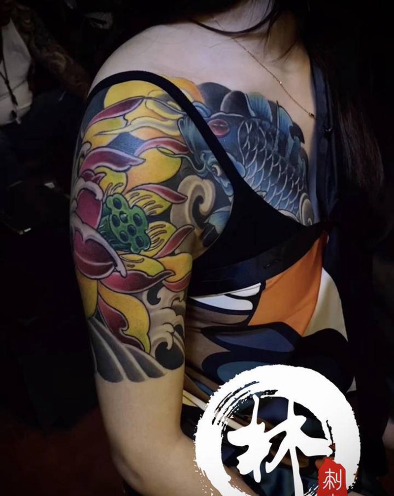 半甲纹身图片_手臂肩部新传统老传统鲤鱼荷花纹身图案