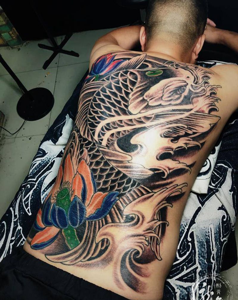 大背锦鲤纹身图片_背部纹身图案