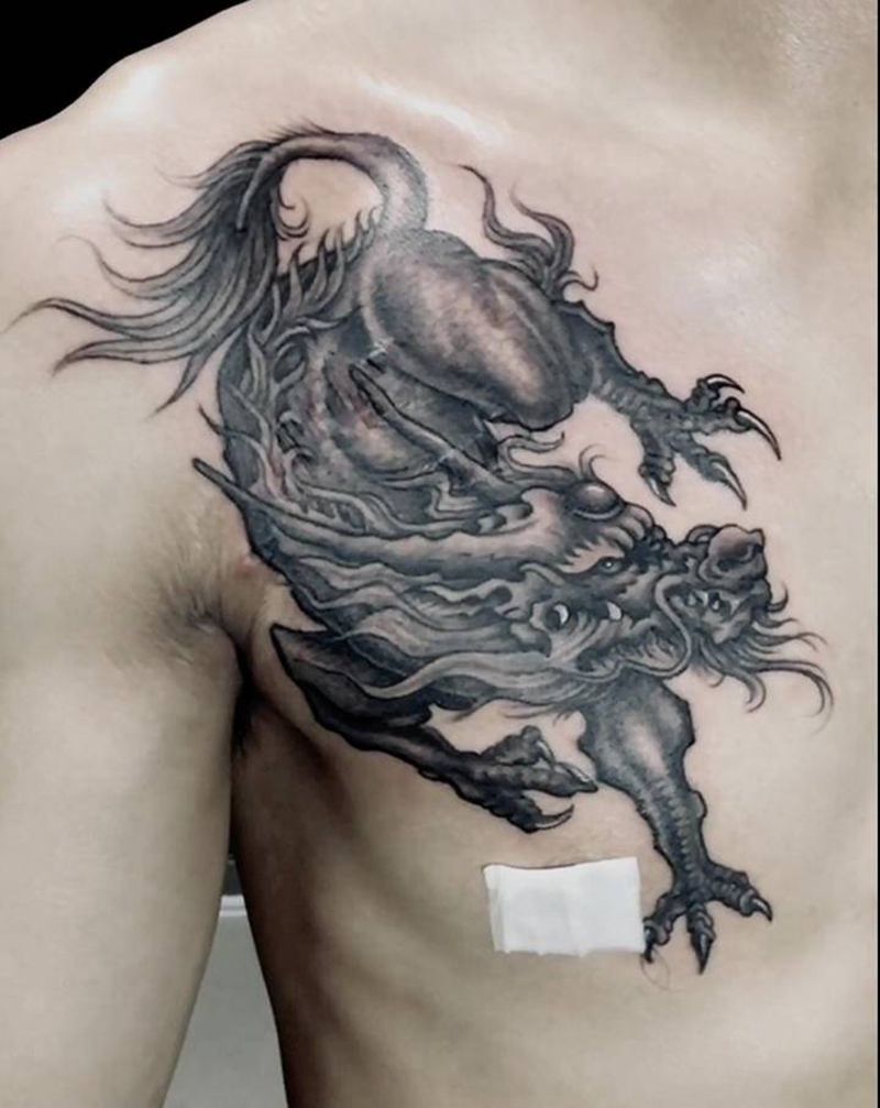 伤疤遮盖.无锡长安纹身图片_胸部肩部新传统纹身图案