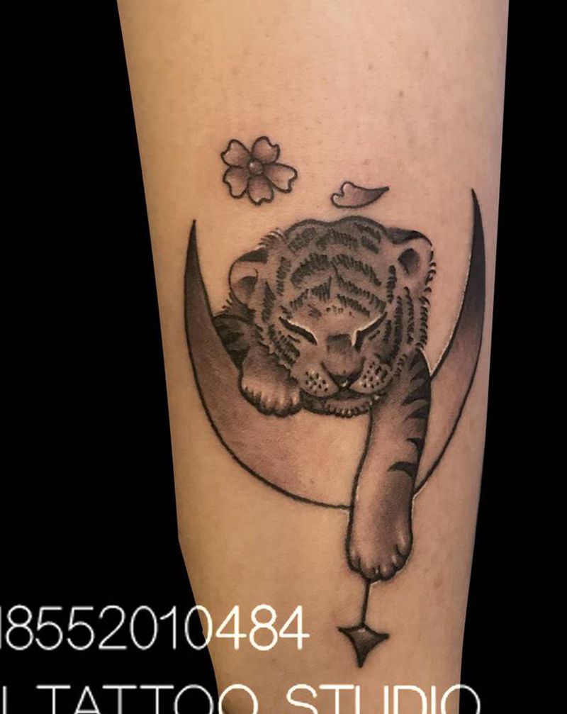 小老虎纹身图片_手臂欧美写实纹身图案