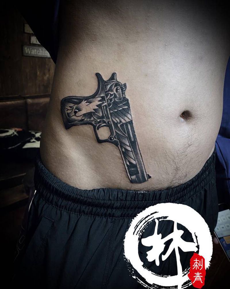 枪纹身图片_腹部Old School纹身图案