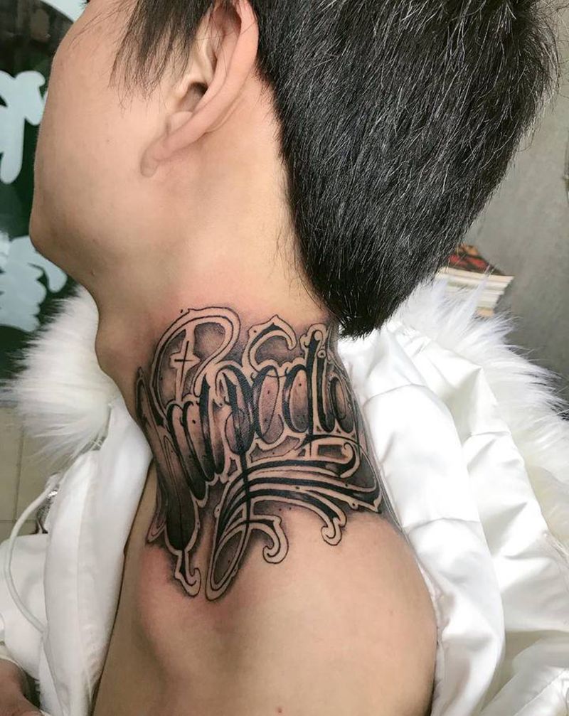 长安.林刺青纹身图片_颈部花体字纹身图案