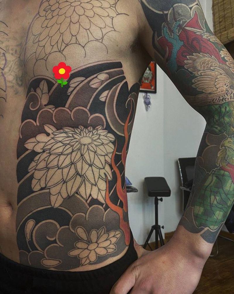 传统开衫纹身图片_腹部老传统纹身图案