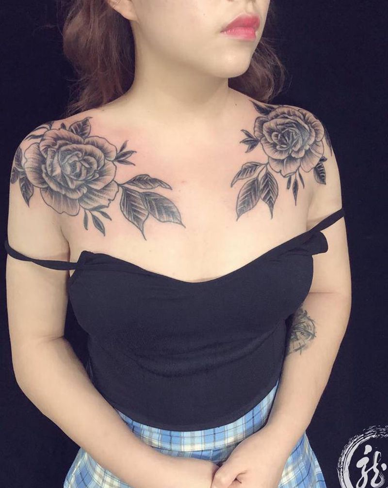 双肩生花纹身图片_胸部纹身图案