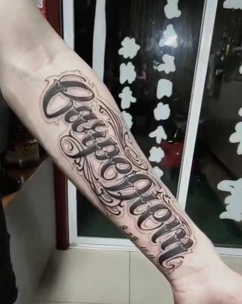 无锡长安 林刺青纹身图片_手臂花体字纹身图案