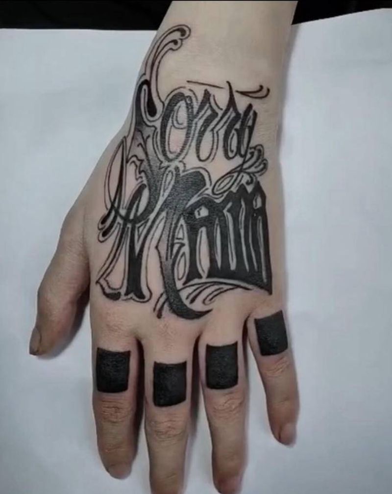 无锡长安 林刺青纹身图片_手部花体字纹身图案