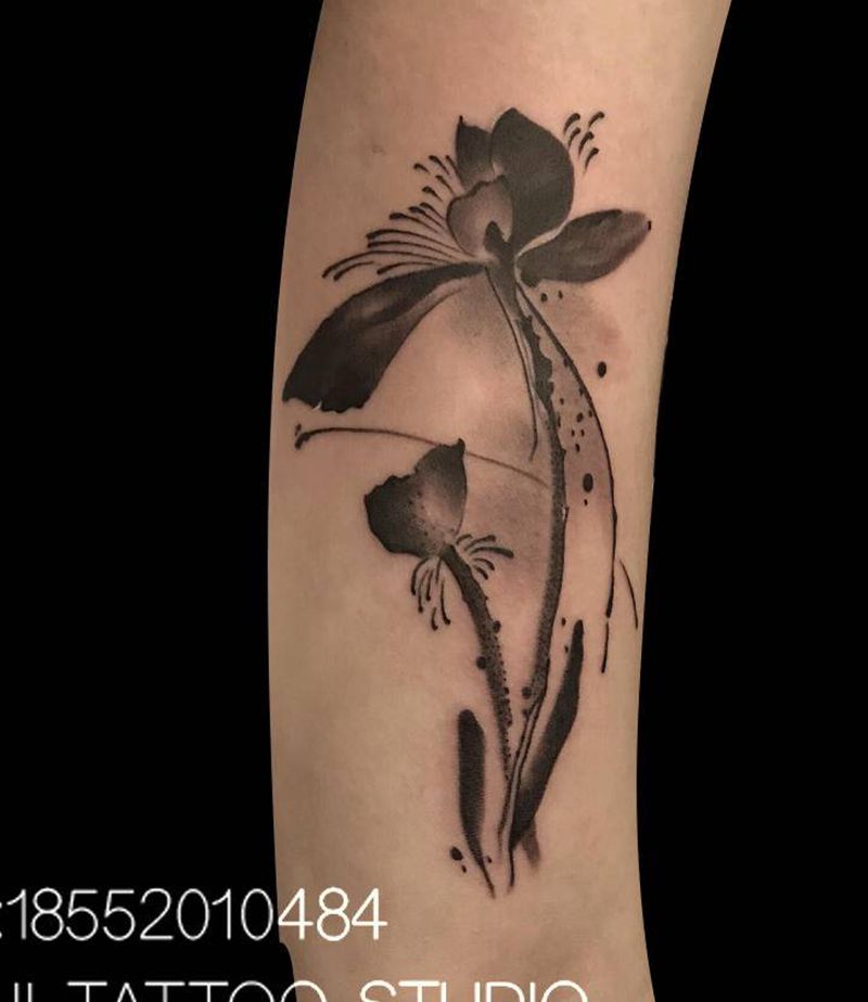 水墨风荷花纹身图片_手臂水墨纹身图案