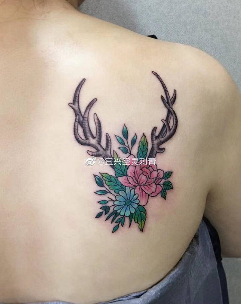 鹿角纹身图片_肩部纹身图案
