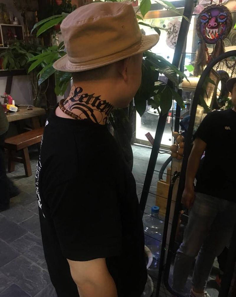 英文纹身图片_颈部花体字纹身图案