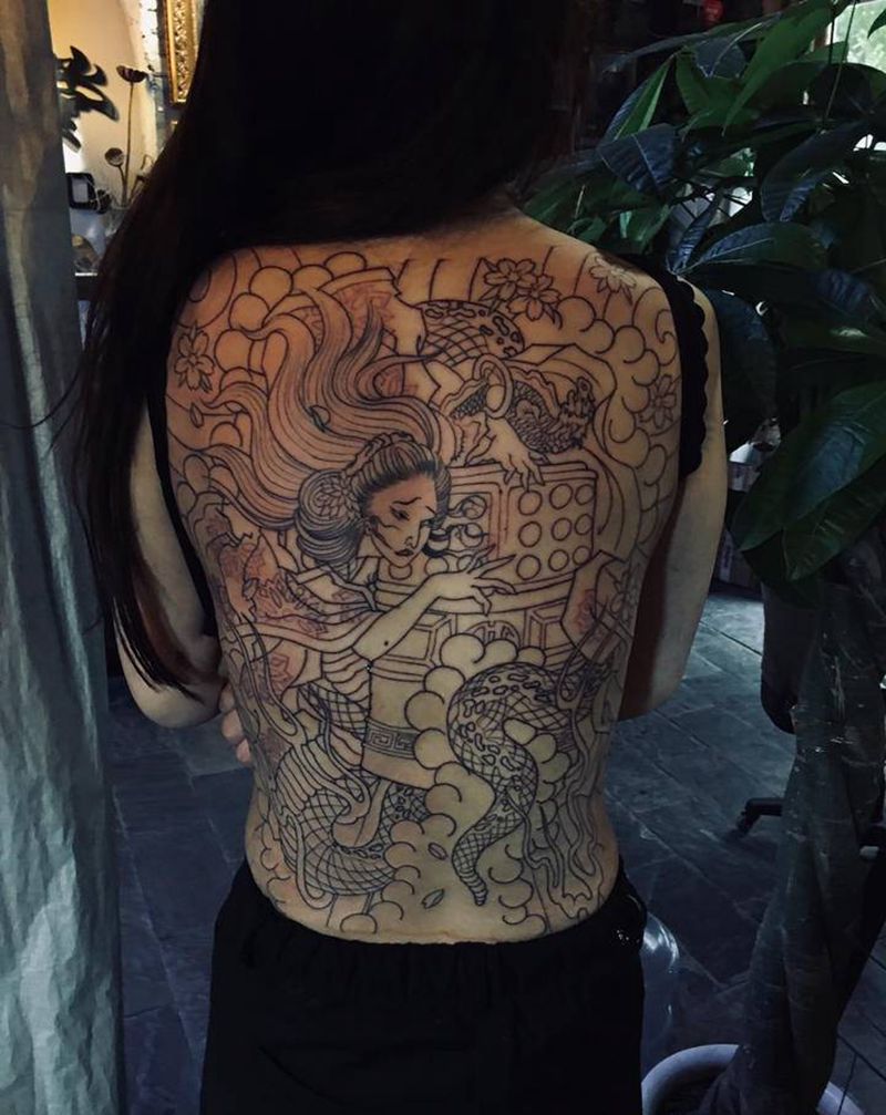 蛇女纹身图片_背部纹身图案