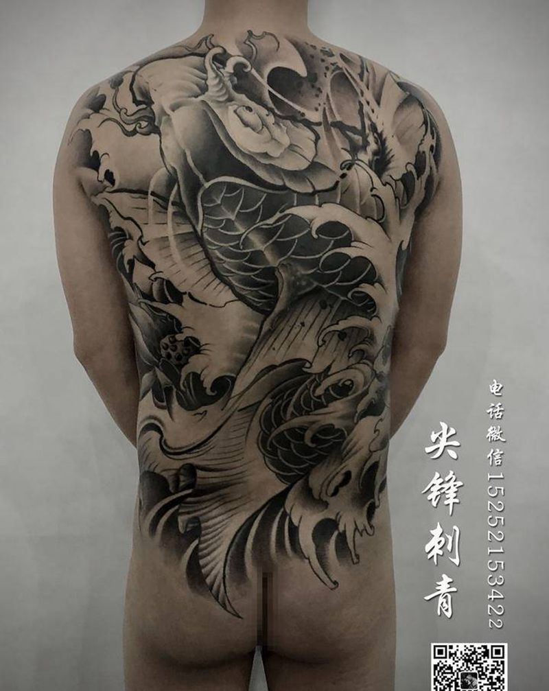 锦鲤纹身图片_背部臀部新传统纹身图案
