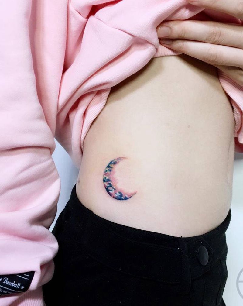 月亮纹身图片_腰部纹身图案