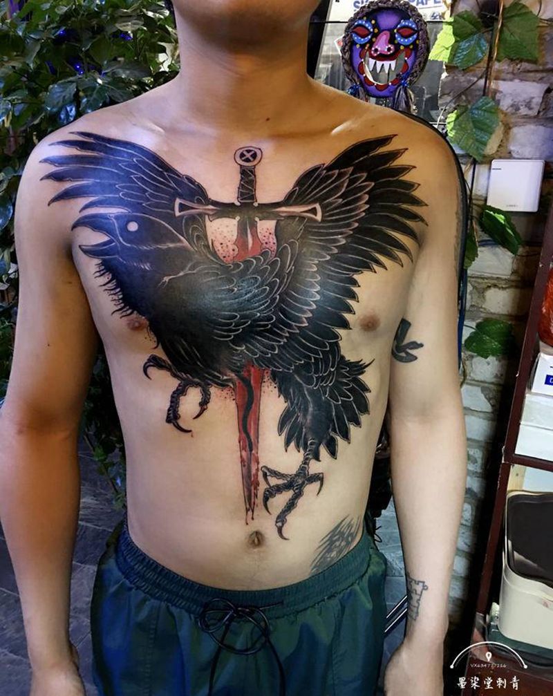 胸口乌鸦纹身图片_胸部纹身图案
