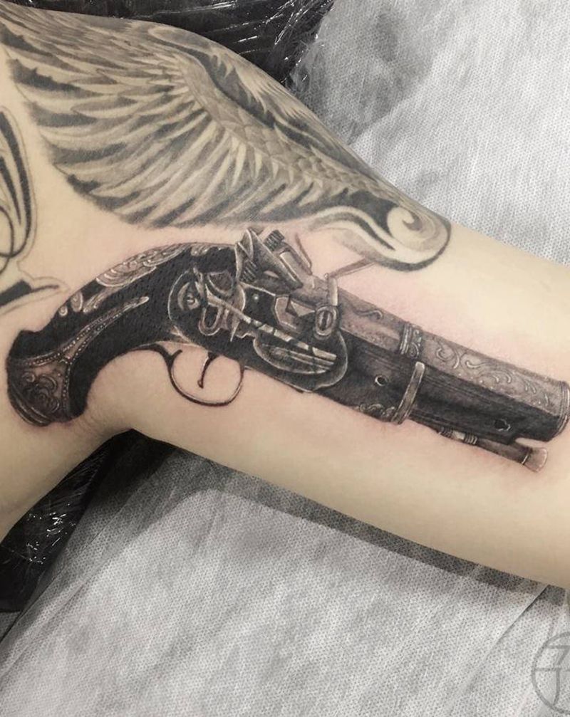 枪(遮盖)纹身图片_手臂欧美写实纹身图案