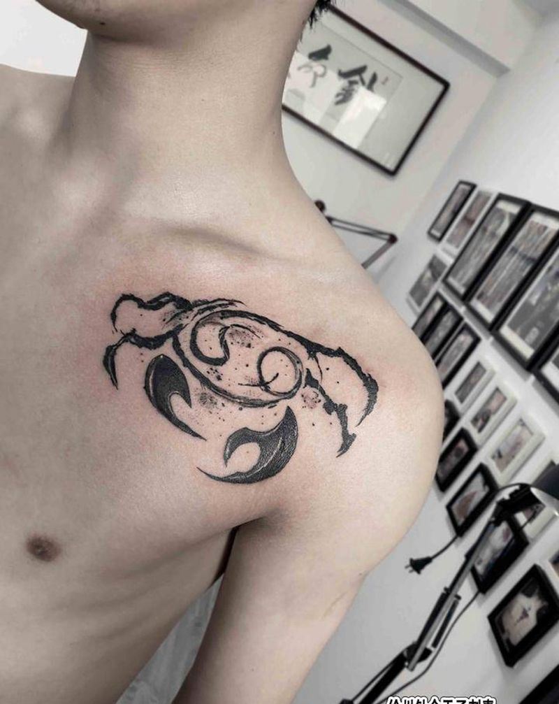 巨蟹座+字母组合纹身图片_胸部水墨纹身图案