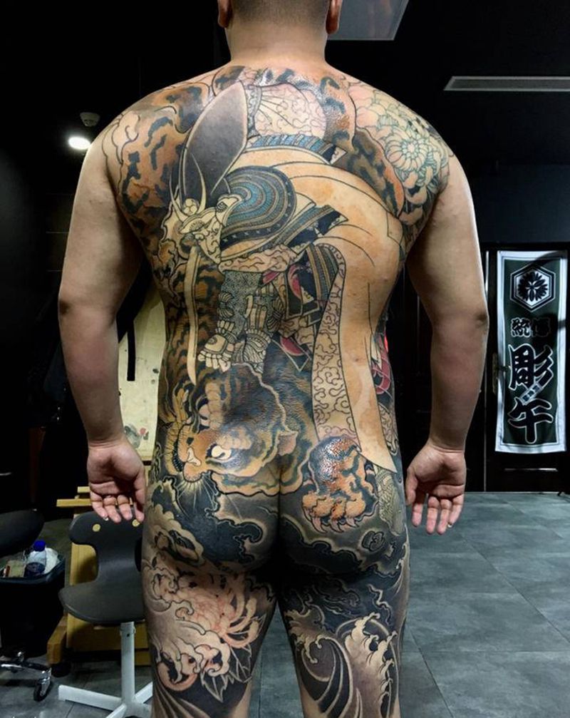 巴提使纹身图片_背部纹身图案