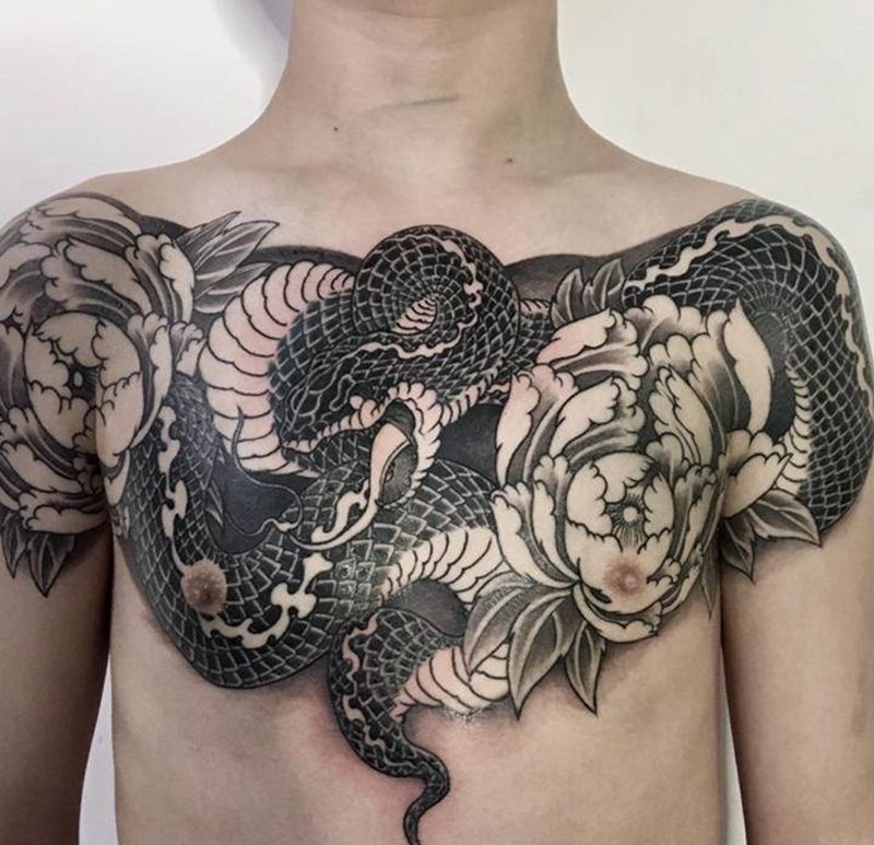 蛇 牡丹纹身图片_胸部纹身图案