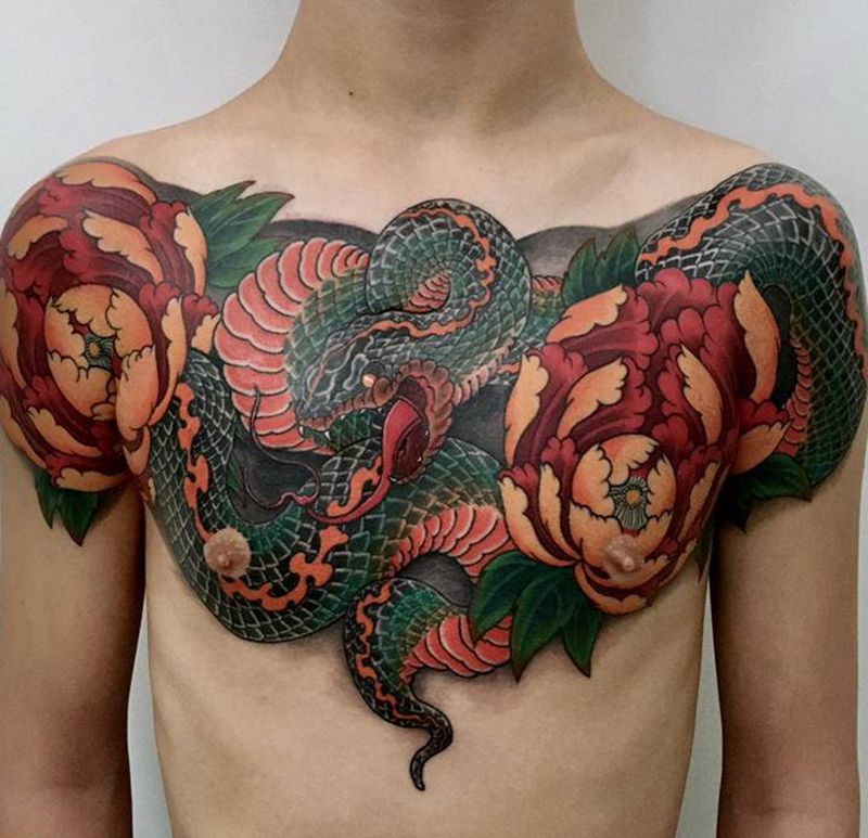 蛇牡丹纹身图片_胸部新传统纹身图案