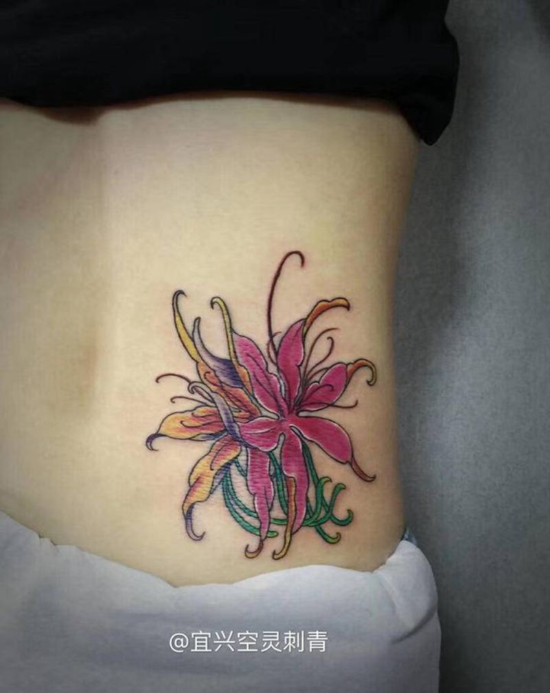 彼岸花纹身图片_腰部纹身图案