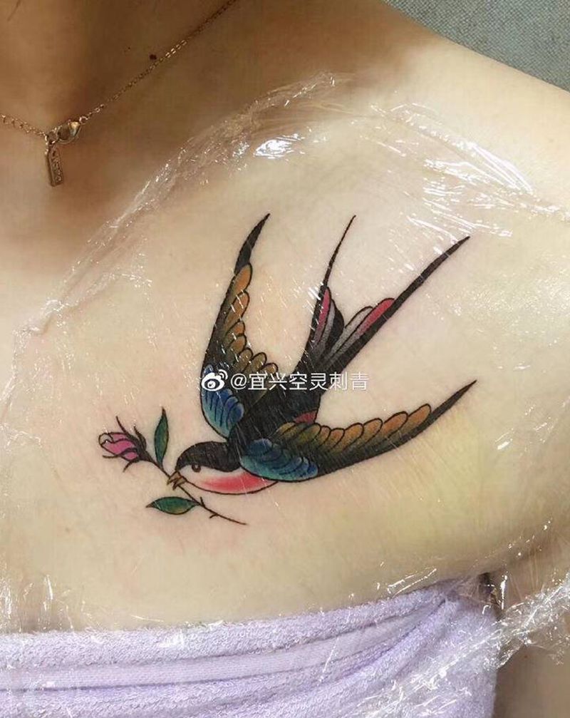 燕子纹身图片_胸部纹身图案