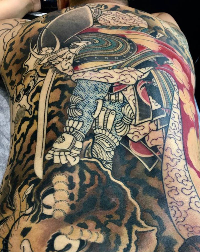 人物纹身图片_背部纹身图案