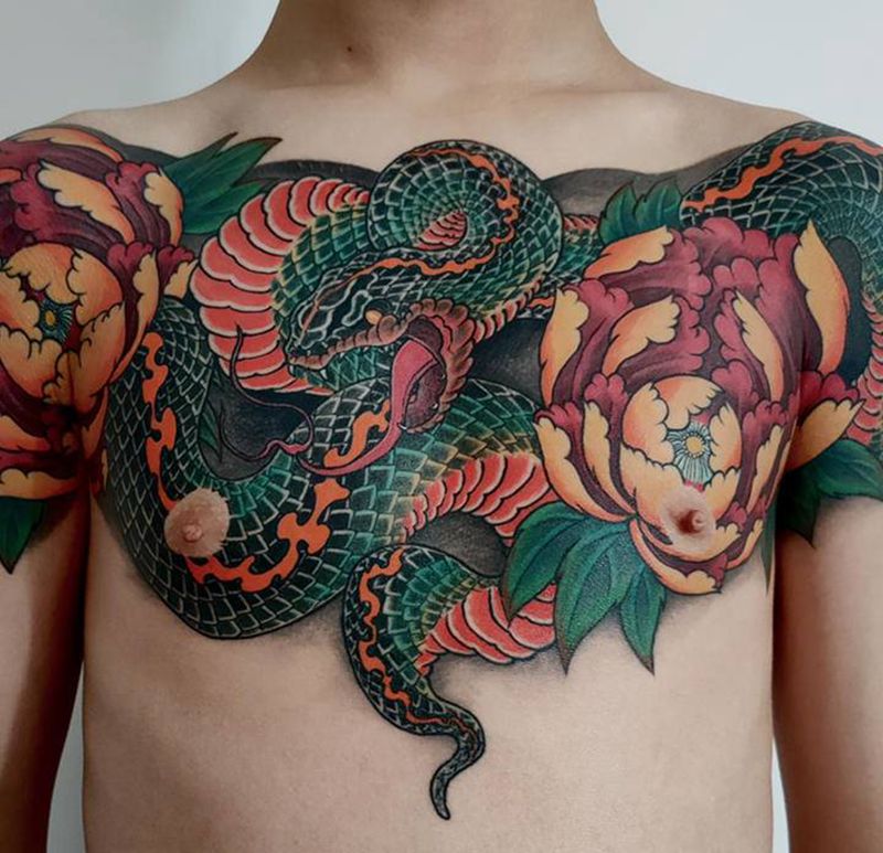 蛇 牡丹纹身图片_胸部纹身图案