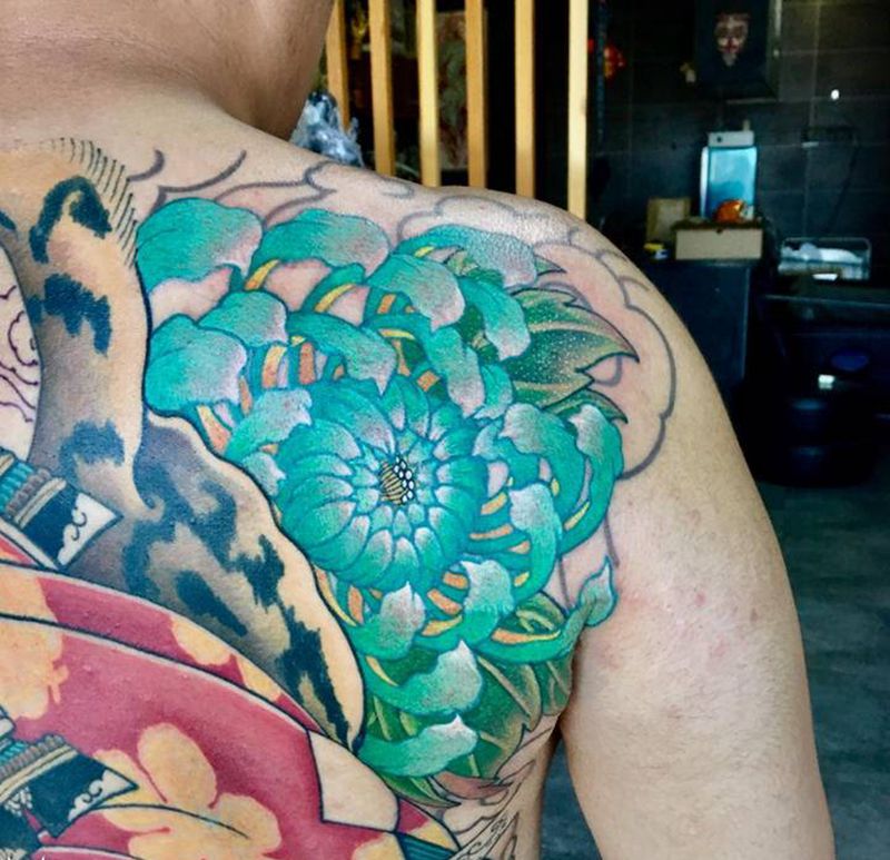 菊花纹身图片_背部纹身图案