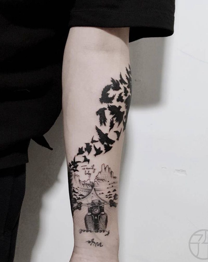 羽毛  机车纹身图片_手臂纹身图案