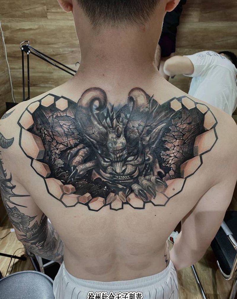 遮盖纹身图片_背部欧美写实纹身图案