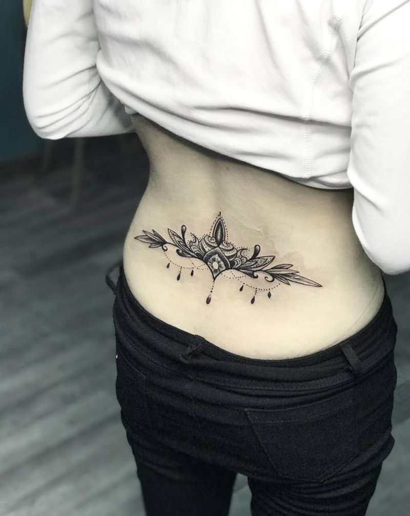 腰花纹身图片_腰部臀部几何点刺腰花纹身图案