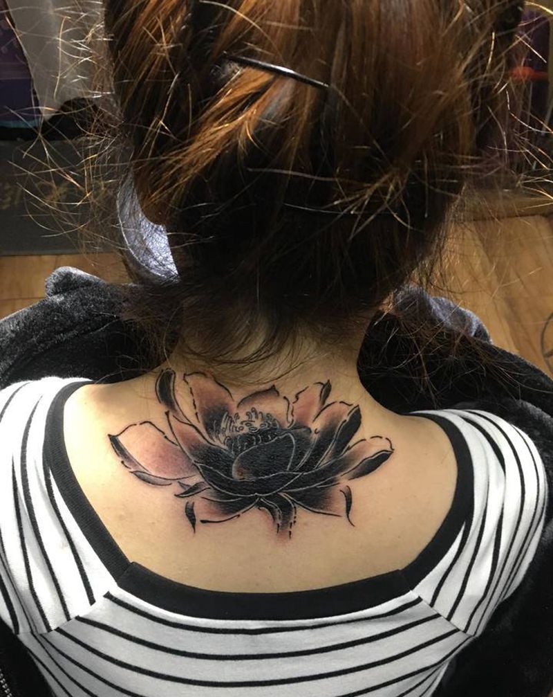 莲花遮盖纹身图片_颈部新传统荷花纹身图案