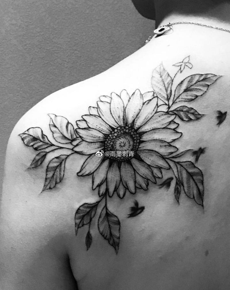 太阳花纹身图片_肩部背部新传统点刺纹身图案