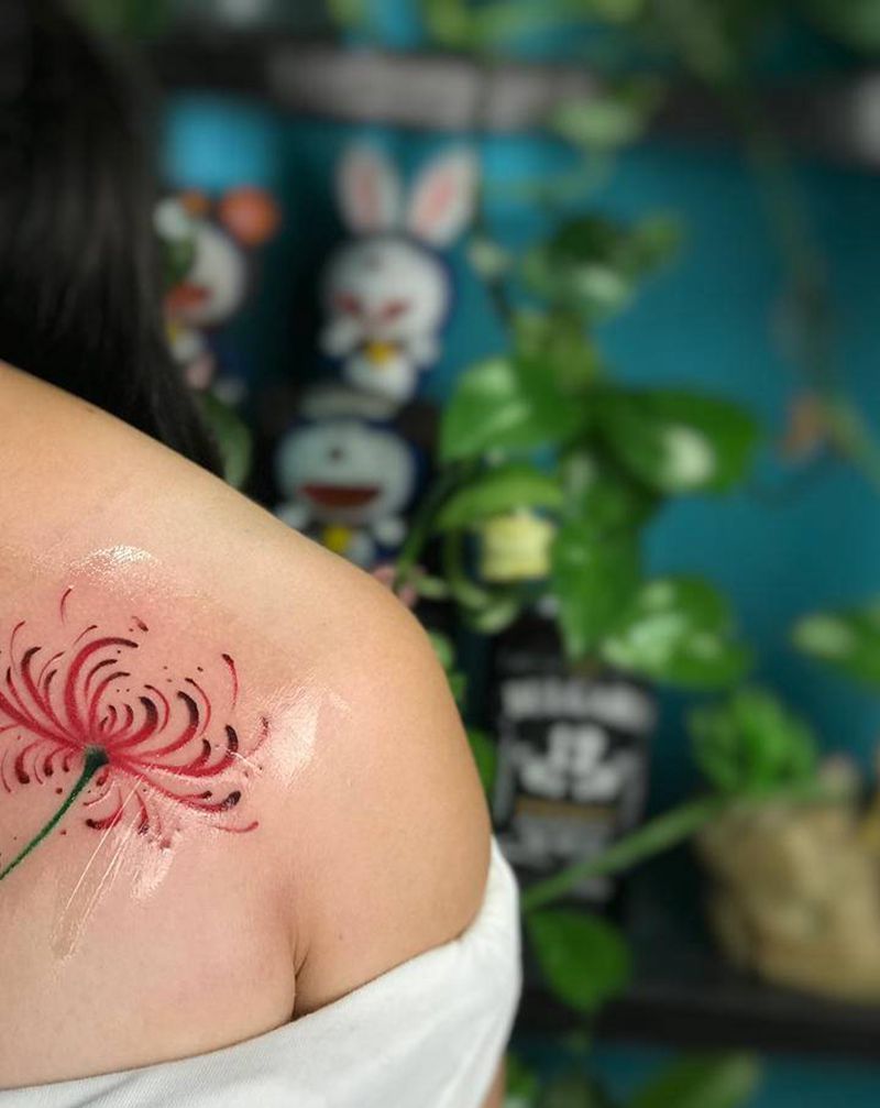 彼岸花纹身图片_肩部胸部水墨水彩纹身图案