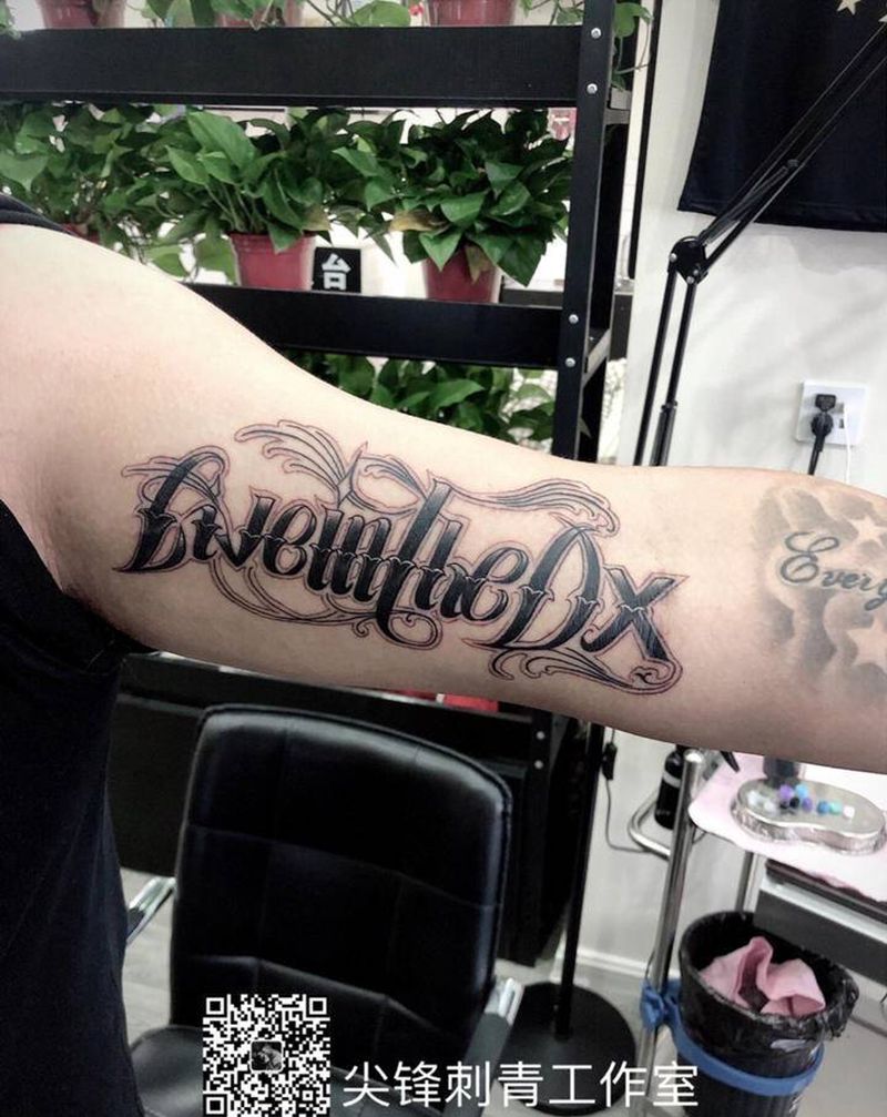 花体字纹身图片_手臂花体字纹身图案