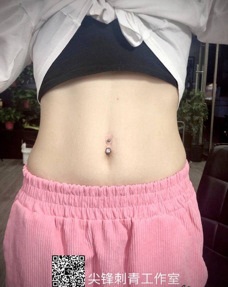 肚脐钉纹身图片_腹部纹身图案