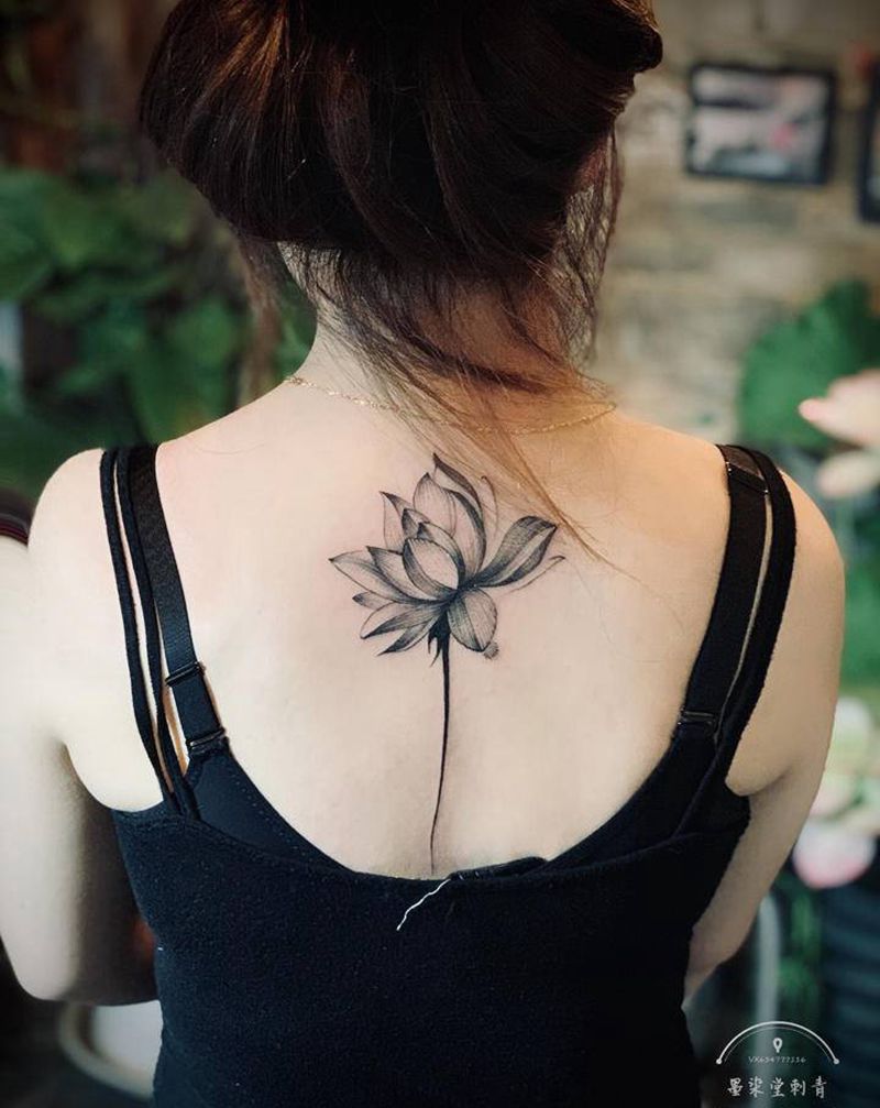 莲花纹身图片_背部点刺纹身图案