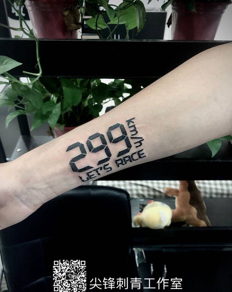 追高铁纹身图片_手臂花体字几何纹身图案