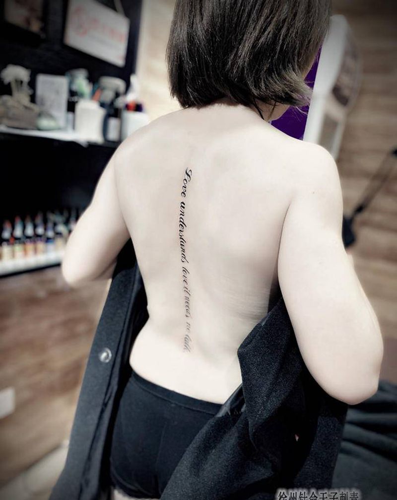 字母纹身图片_背部花体字纹身图案