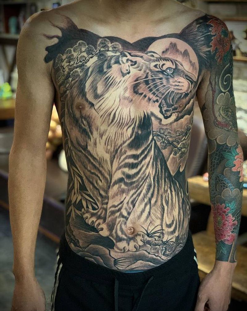 虎纹身图片_胸部纹身图案