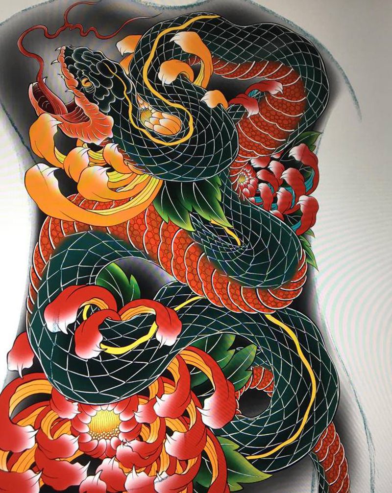 蛇 菊花纹身图片_背部新传统纹身图案