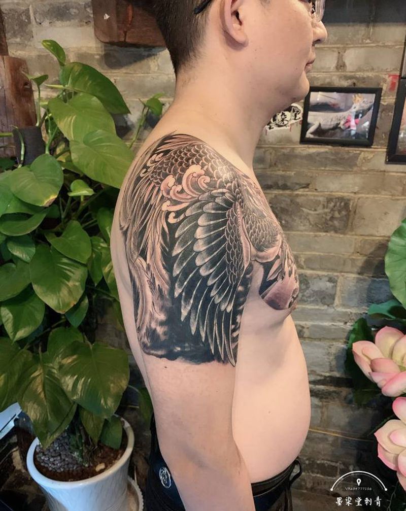 半甲凤凰纹身图片_胸部纹身图案