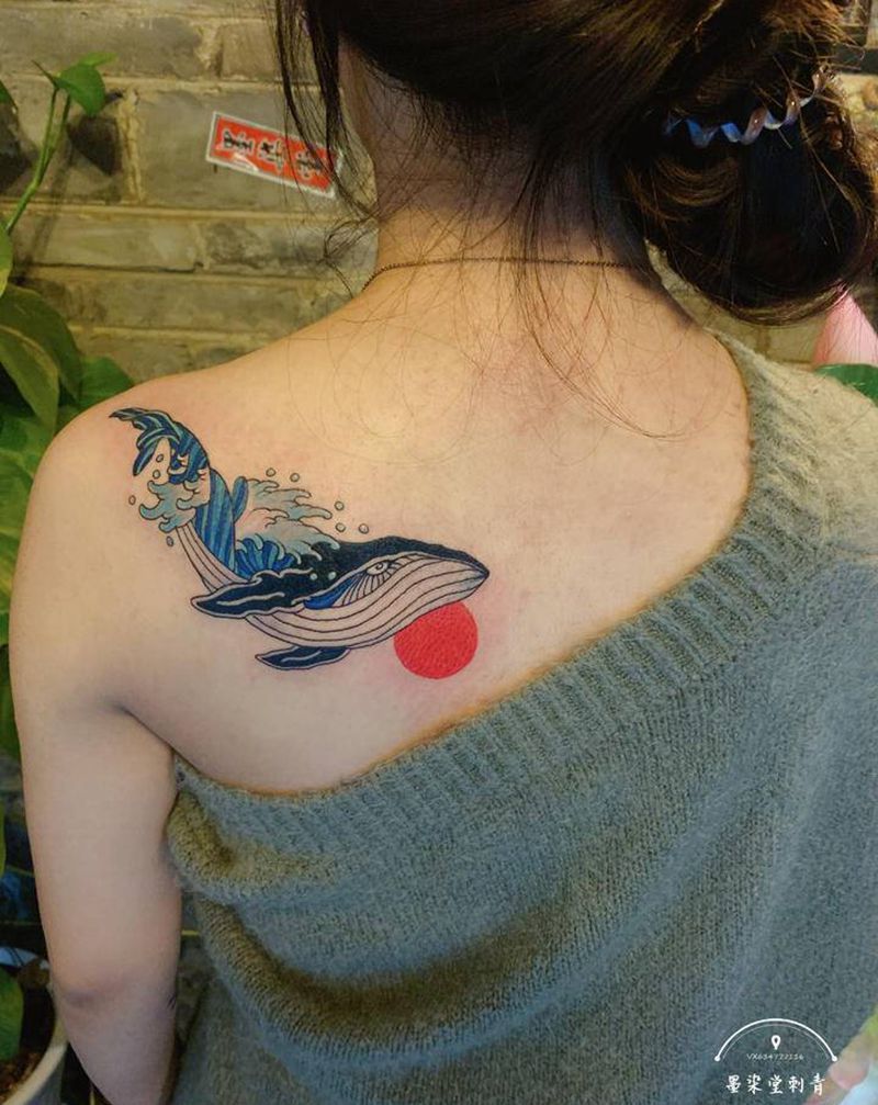蓝鲸纹身图片_背部纹身图案