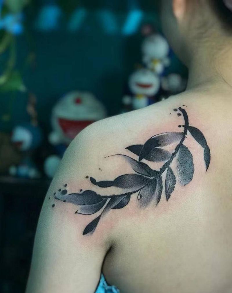 水墨叶子纹身图片_背部肩部水彩水墨纹身图案