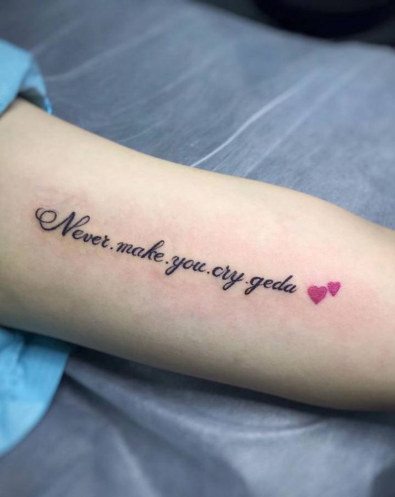 字母纹身图片_手臂点刺花体字字母纹身图案