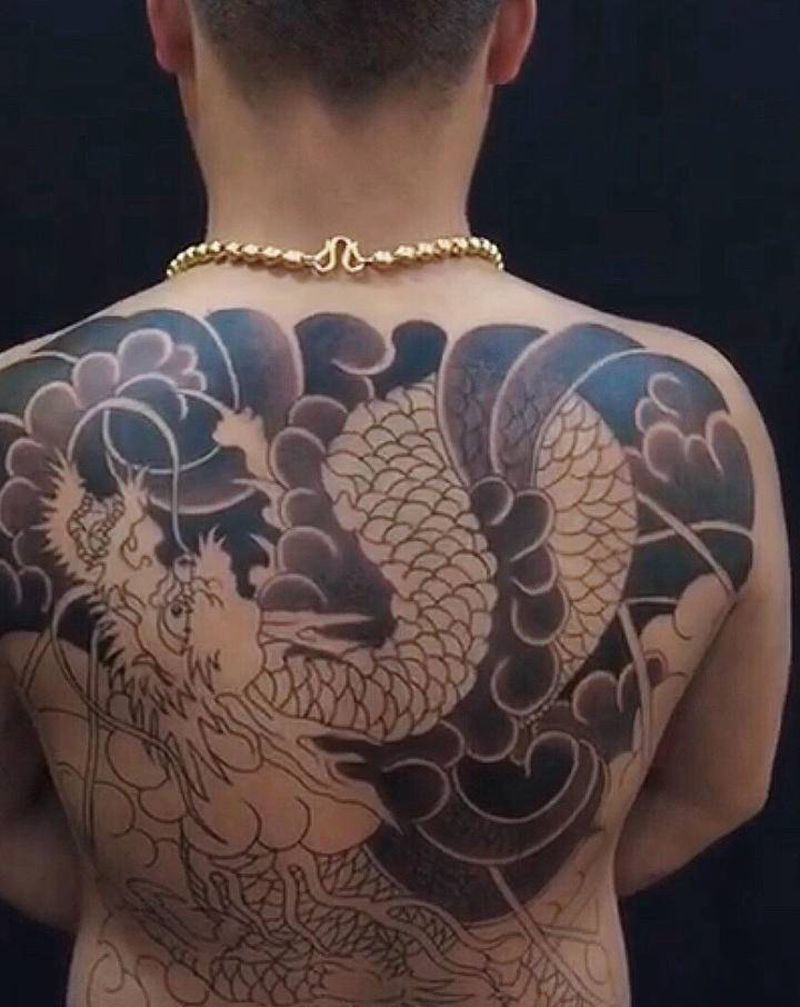 龙纹身图片_背部老传统纹身图案