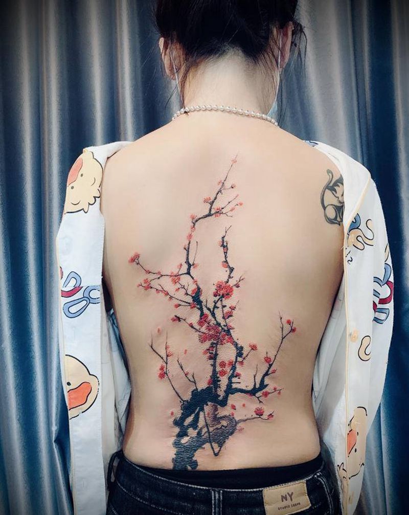 梅花纹身图片_背部纹身图案