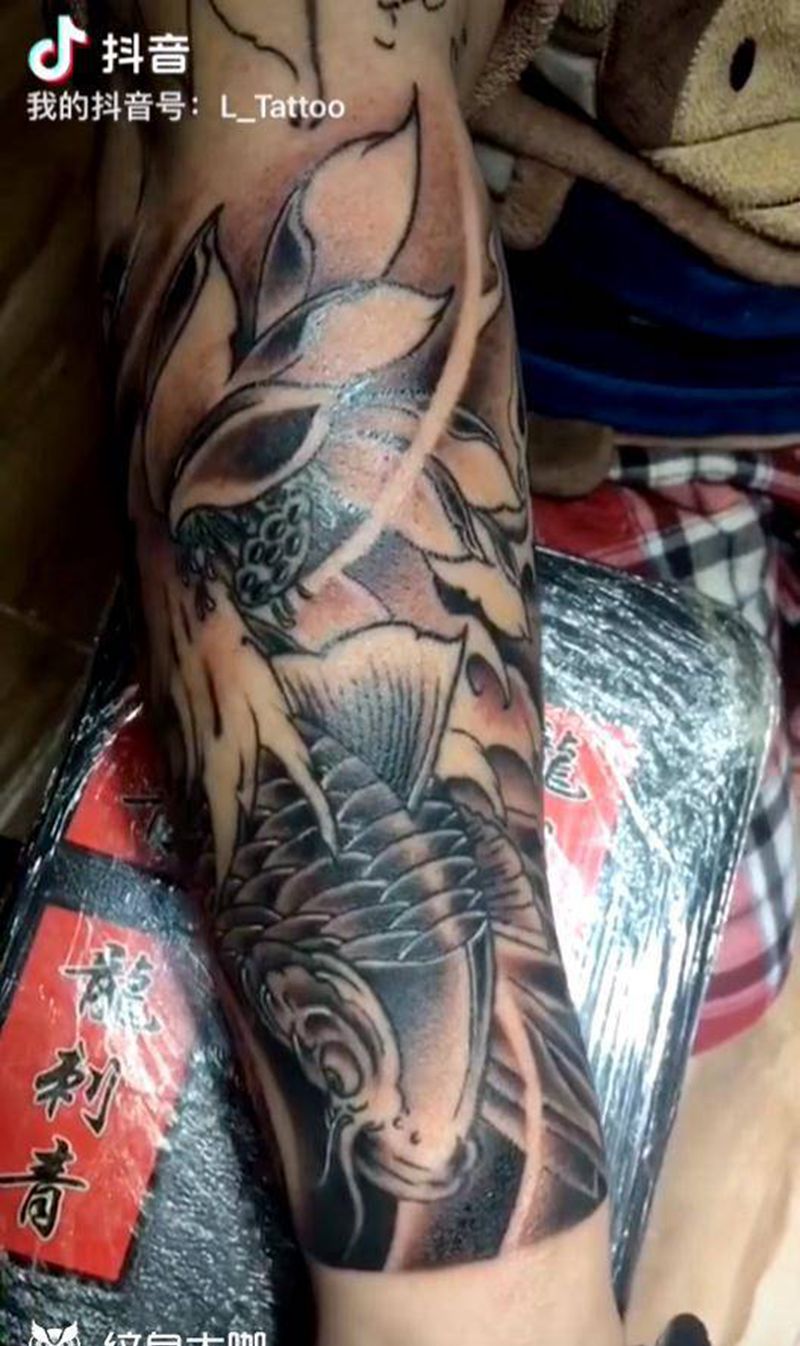 鲤鱼纹身图片_手臂新传统纹身图案